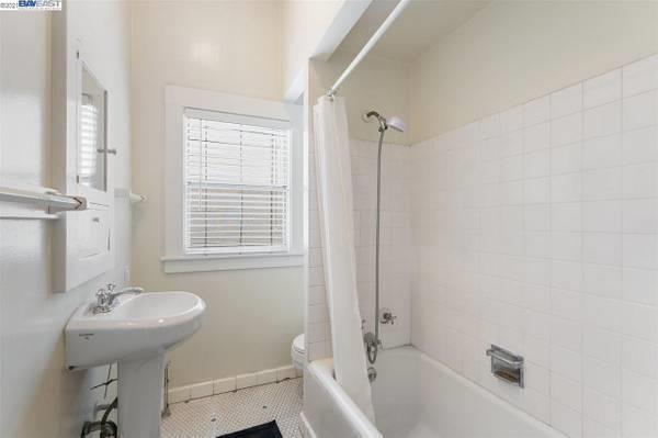 Detail Gallery Image 6 of 7 For 5484 Vicente Way, Oakland,  CA 94609 - 2 Beds | 1 Baths