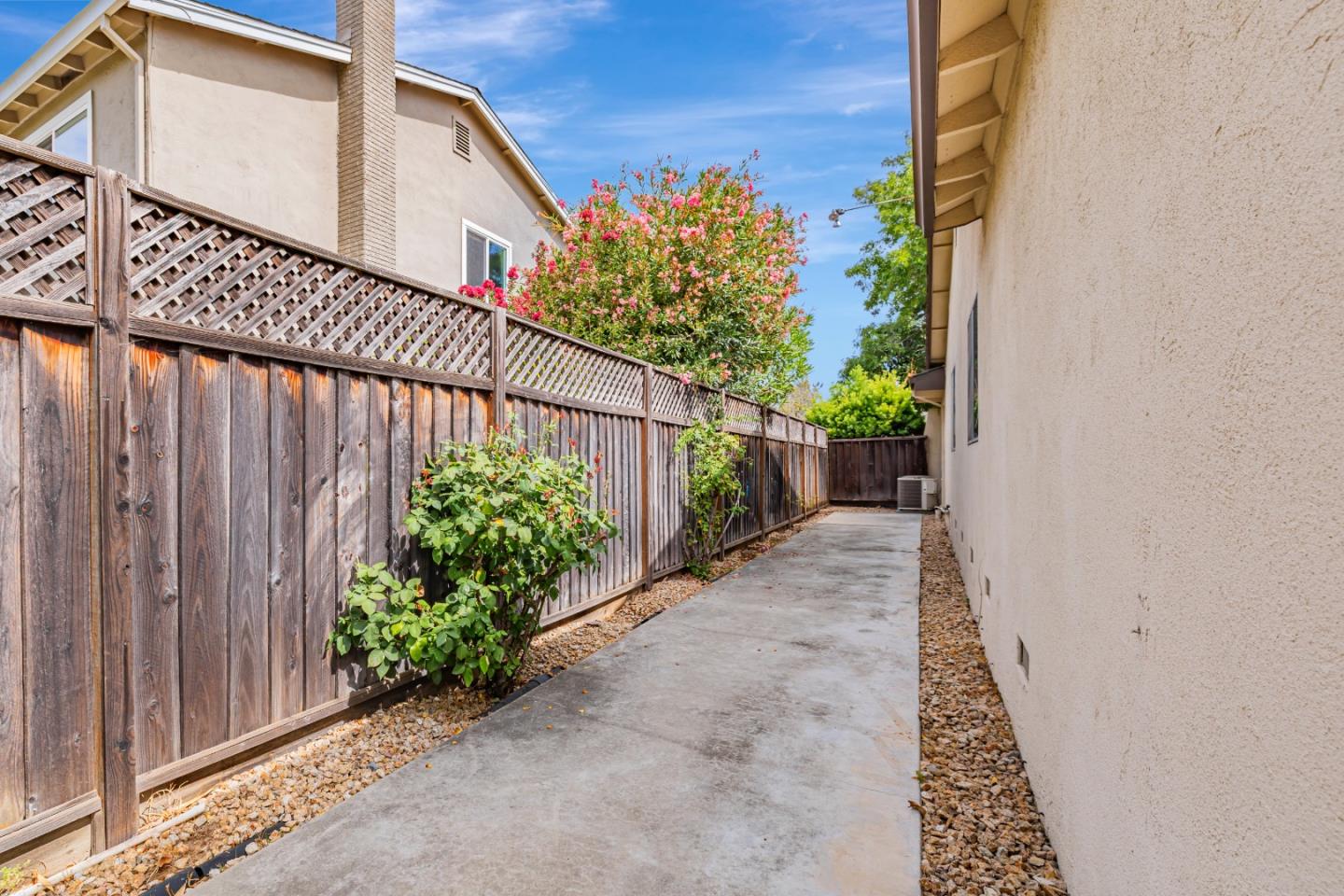 Detail Gallery Image 33 of 34 For 10683 Pebble Pl, Cupertino,  CA 95014 - 4 Beds | 2/1 Baths