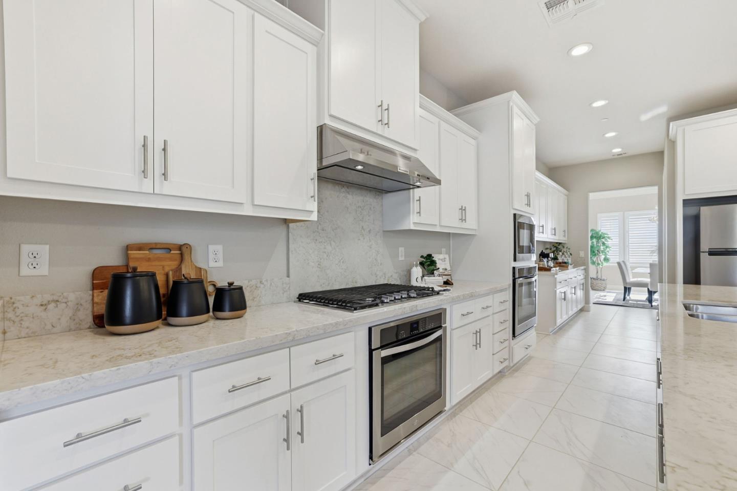 Detail Gallery Image 13 of 69 For 18664 White Moon Dr, Morgan Hill,  CA 95037 - 4 Beds | 3/1 Baths