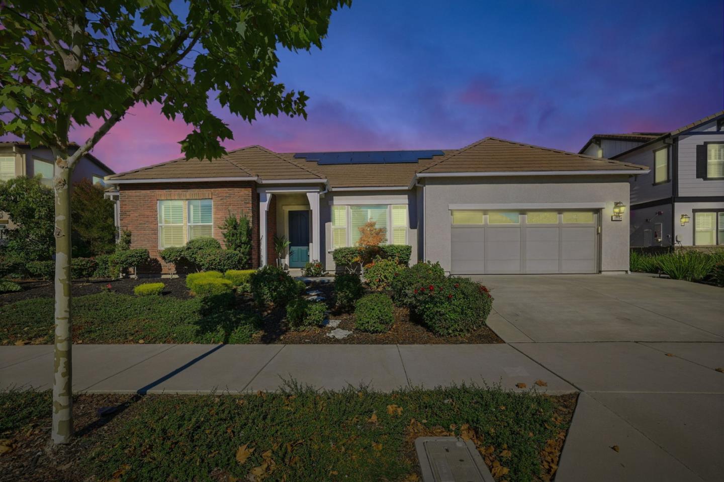 Detail Gallery Image 2 of 69 For 18664 White Moon Dr, Morgan Hill,  CA 95037 - 4 Beds | 3/1 Baths