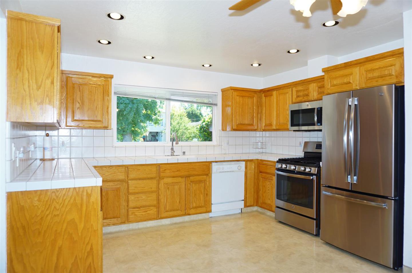 Detail Gallery Image 3 of 10 For 3067 Greentree Way, San Jose,  CA 95128 - 3 Beds | 2 Baths