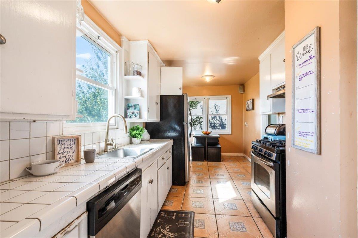 Detail Gallery Image 14 of 59 For 9401 Castlewood St, Oakland,  CA 94605 - 3 Beds | 1/1 Baths