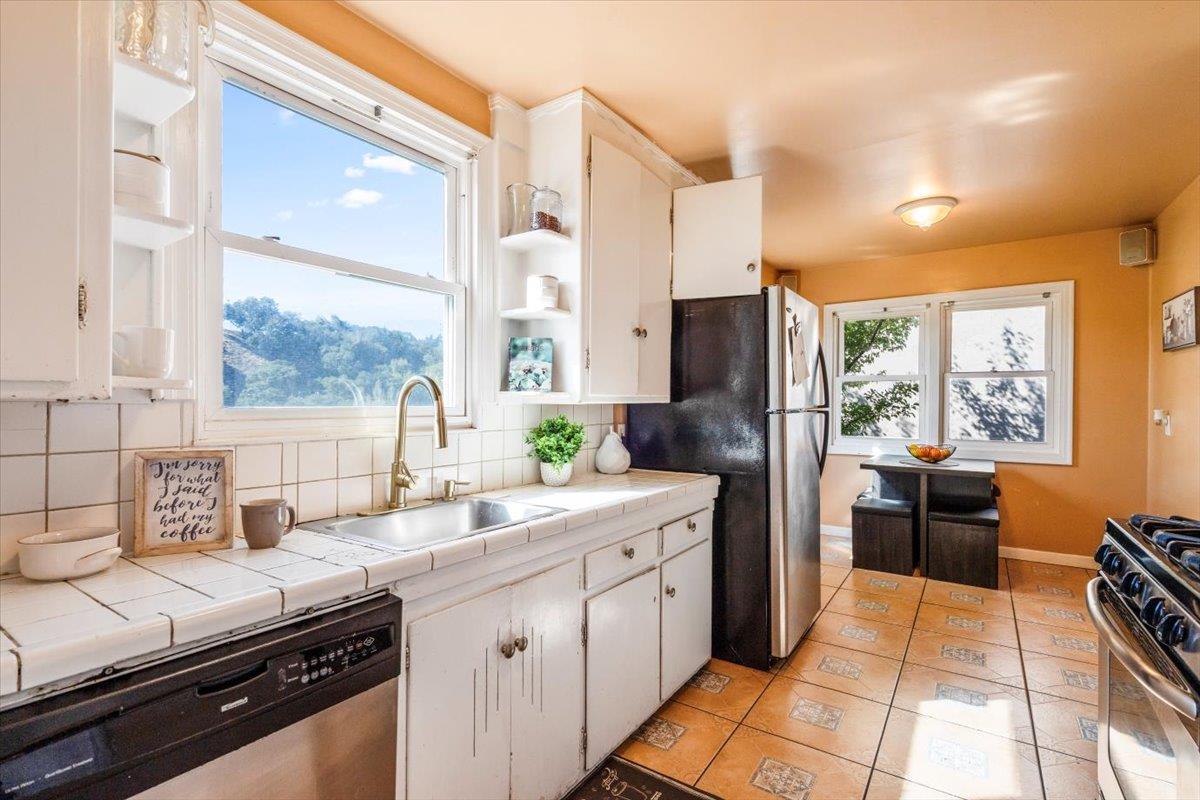 Detail Gallery Image 15 of 59 For 9401 Castlewood St, Oakland,  CA 94605 - 3 Beds | 1/1 Baths