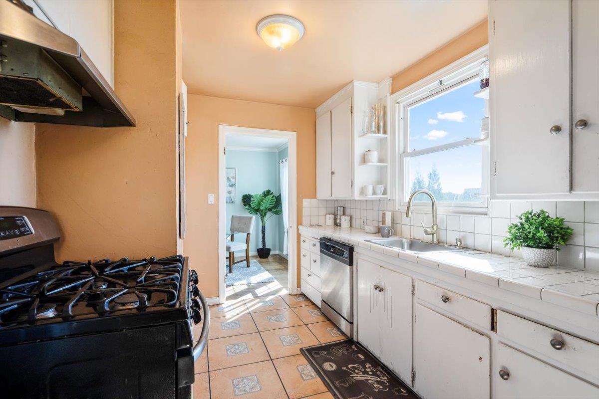 Detail Gallery Image 16 of 59 For 9401 Castlewood St, Oakland,  CA 94605 - 3 Beds | 1/1 Baths