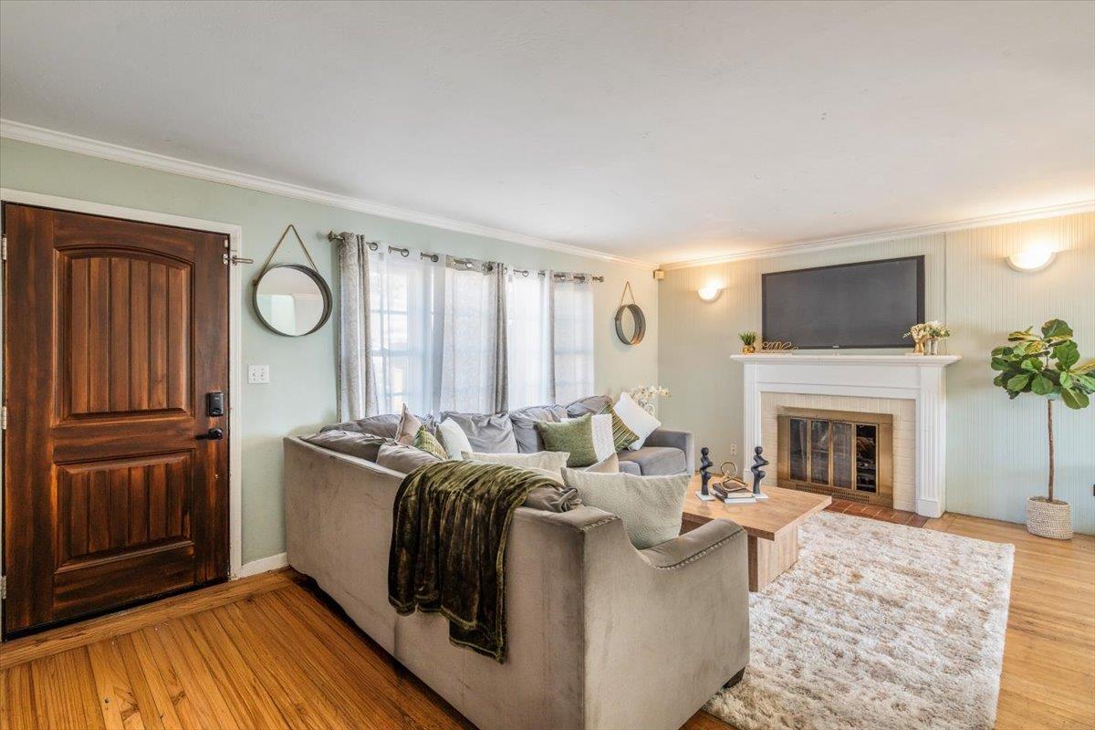 Detail Gallery Image 4 of 59 For 9401 Castlewood St, Oakland,  CA 94605 - 3 Beds | 1/1 Baths