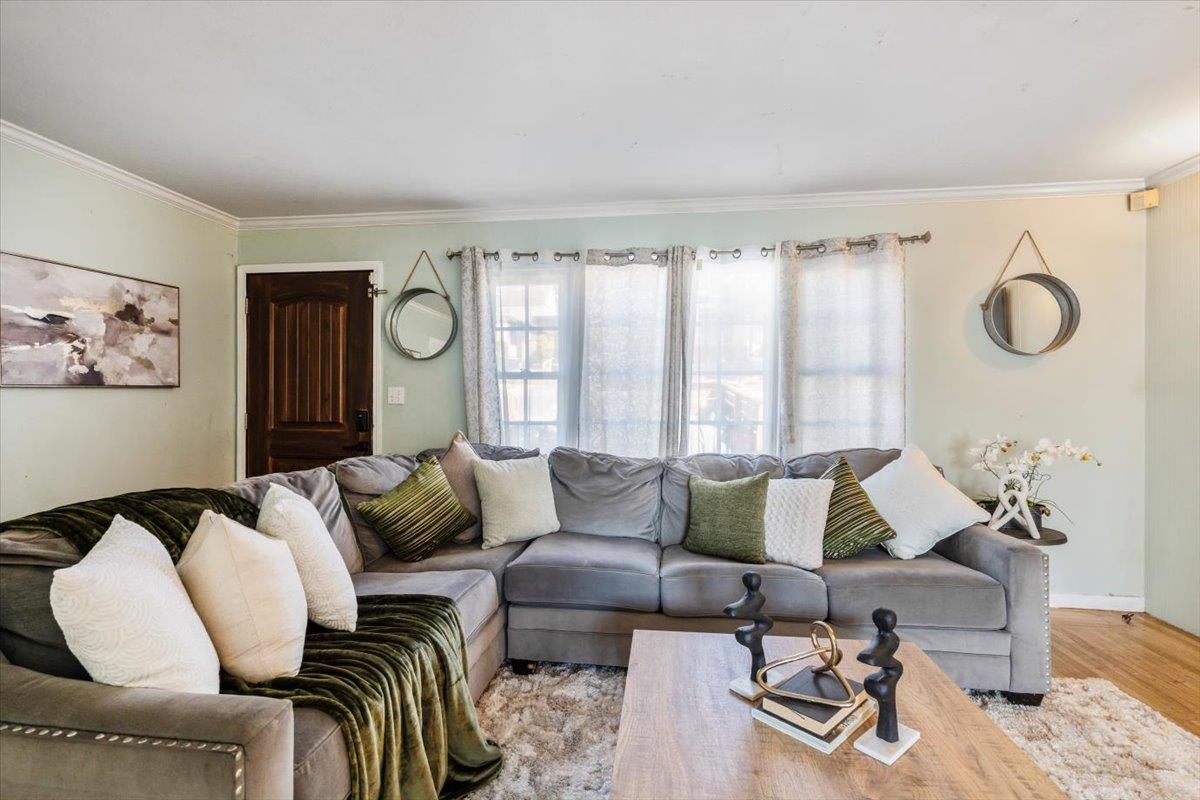 Detail Gallery Image 5 of 59 For 9401 Castlewood St, Oakland,  CA 94605 - 3 Beds | 1/1 Baths