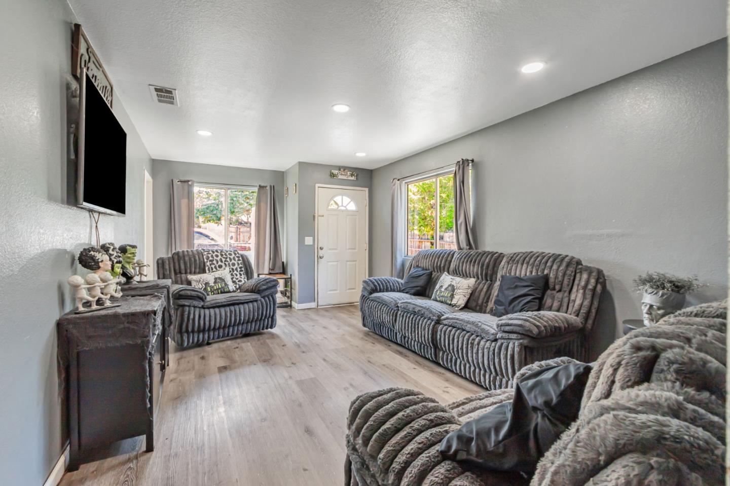 Detail Gallery Image 2 of 15 For 76 Sunset Ct, San Jose,  CA 95116 - 3 Beds | 1/1 Baths