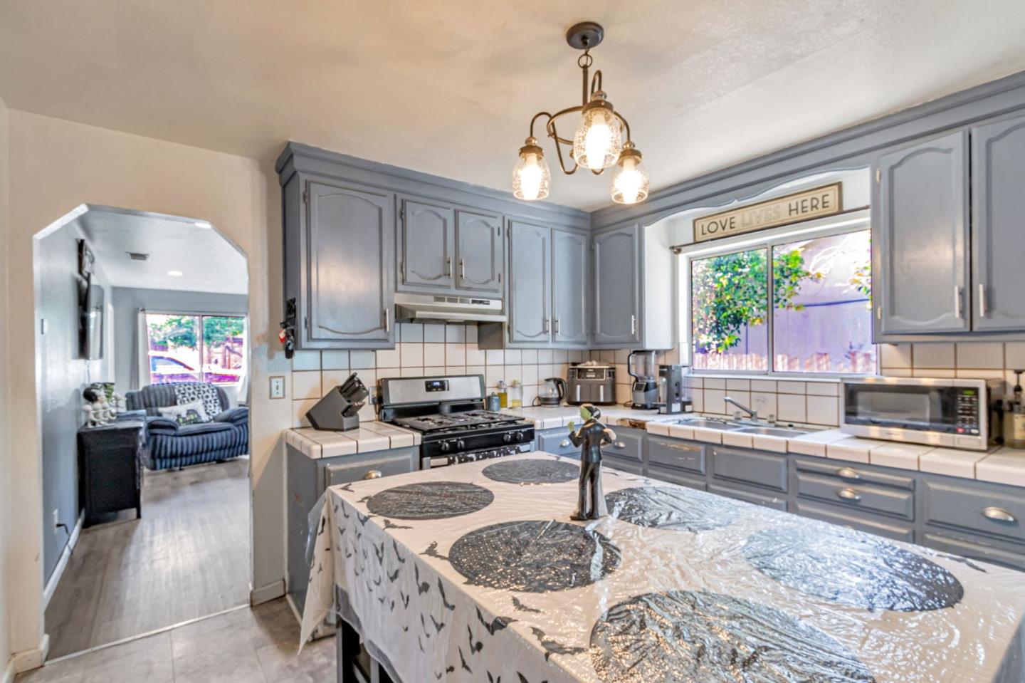 Detail Gallery Image 6 of 15 For 76 Sunset Ct, San Jose,  CA 95116 - 3 Beds | 1/1 Baths