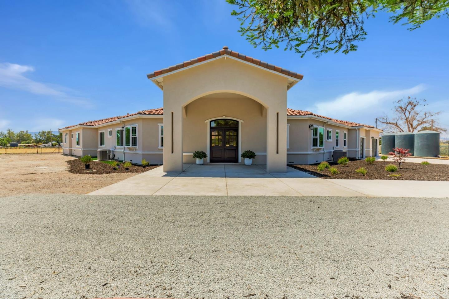 Detail Gallery Image 3 of 96 For 10055 Foothill Ave, Gilroy,  CA 95020 - 8 Beds | 7/1 Baths