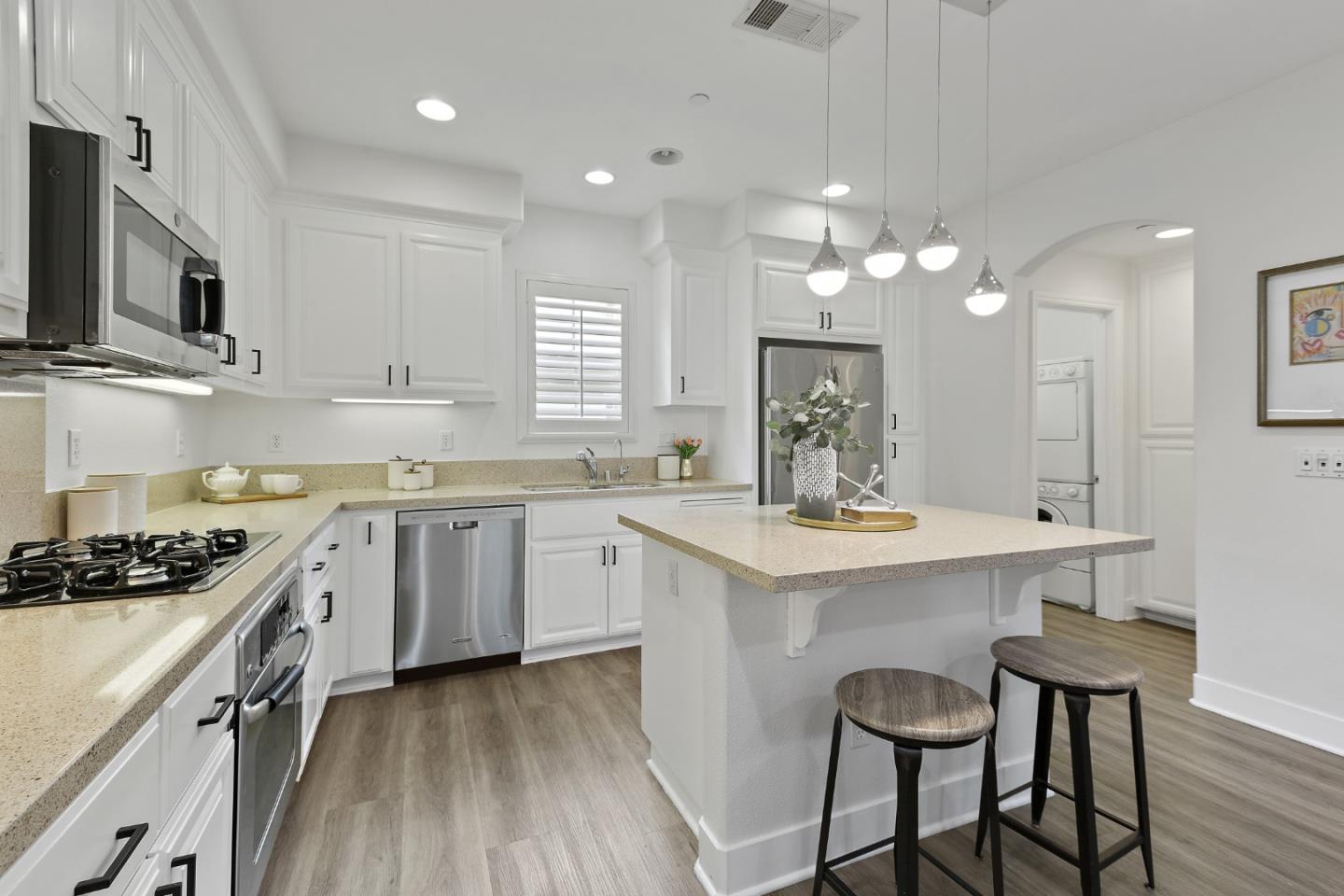 Detail Gallery Image 6 of 68 For 44 Muller Pl, San Jose,  CA 95126 - 3 Beds | 3/1 Baths