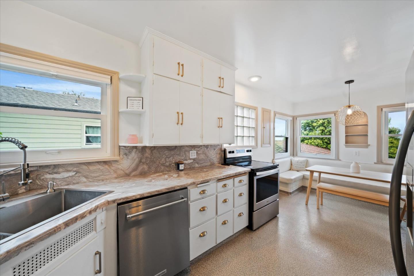 Detail Gallery Image 11 of 39 For 1901 Chestnut St, Redding,  CA 96001 - 4 Beds | 2 Baths