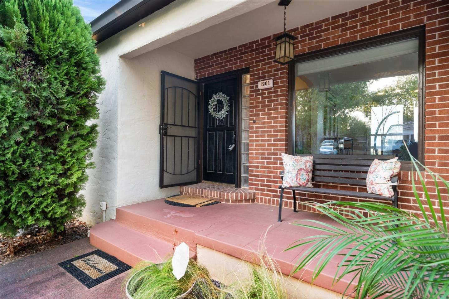 Detail Gallery Image 3 of 39 For 1901 Chestnut St, Redding,  CA 96001 - 4 Beds | 2 Baths