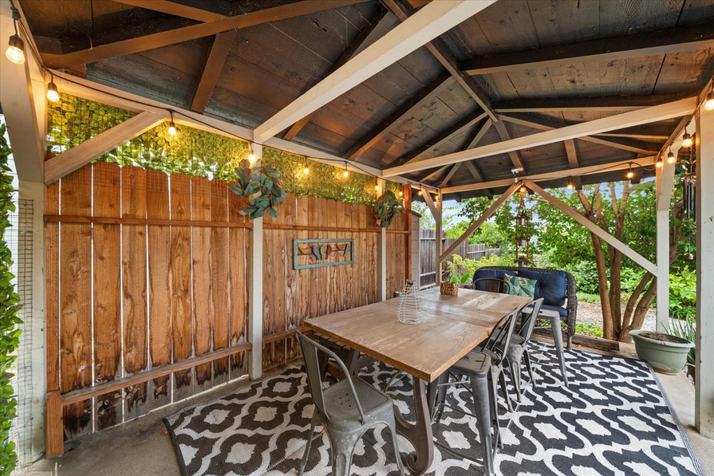 Detail Gallery Image 35 of 39 For 1901 Chestnut St, Redding,  CA 96001 - 4 Beds | 2 Baths