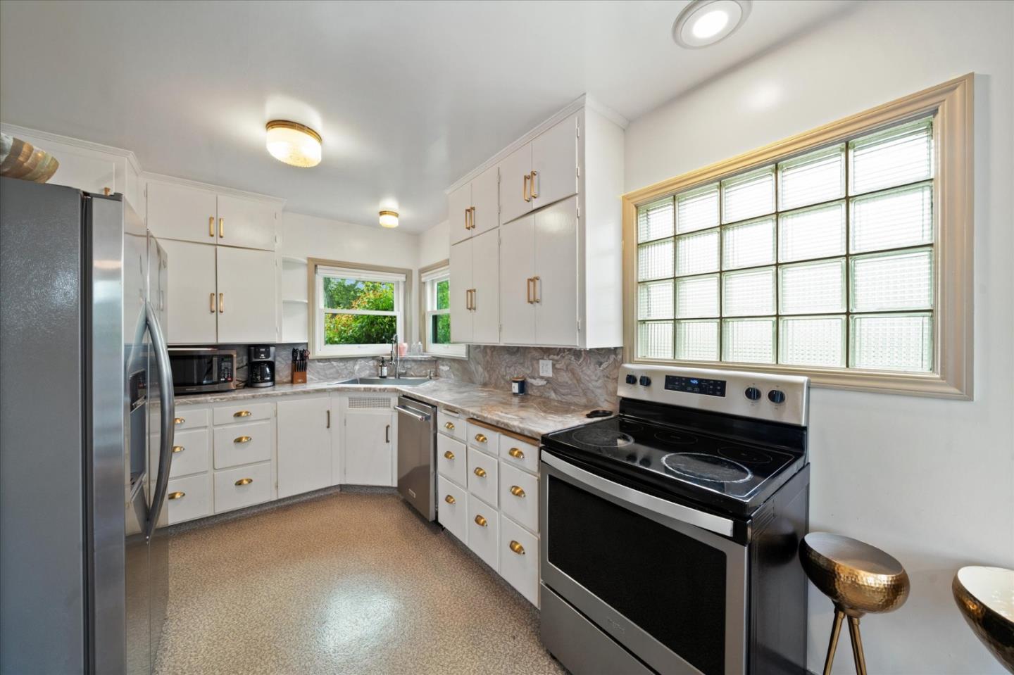 Detail Gallery Image 8 of 39 For 1901 Chestnut St, Redding,  CA 96001 - 4 Beds | 2 Baths