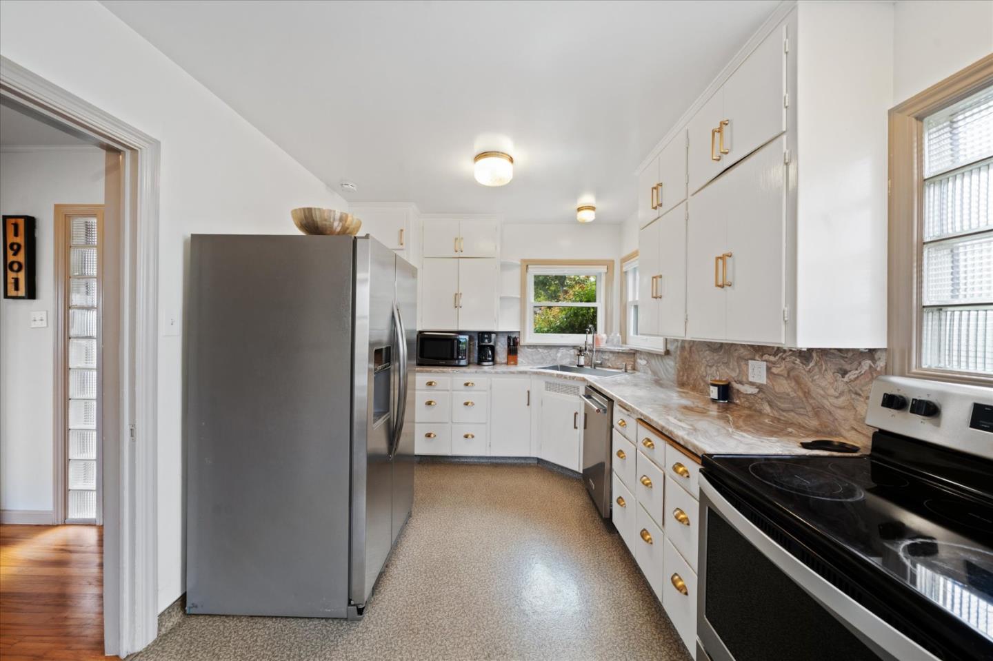 Detail Gallery Image 9 of 39 For 1901 Chestnut St, Redding,  CA 96001 - 4 Beds | 2 Baths