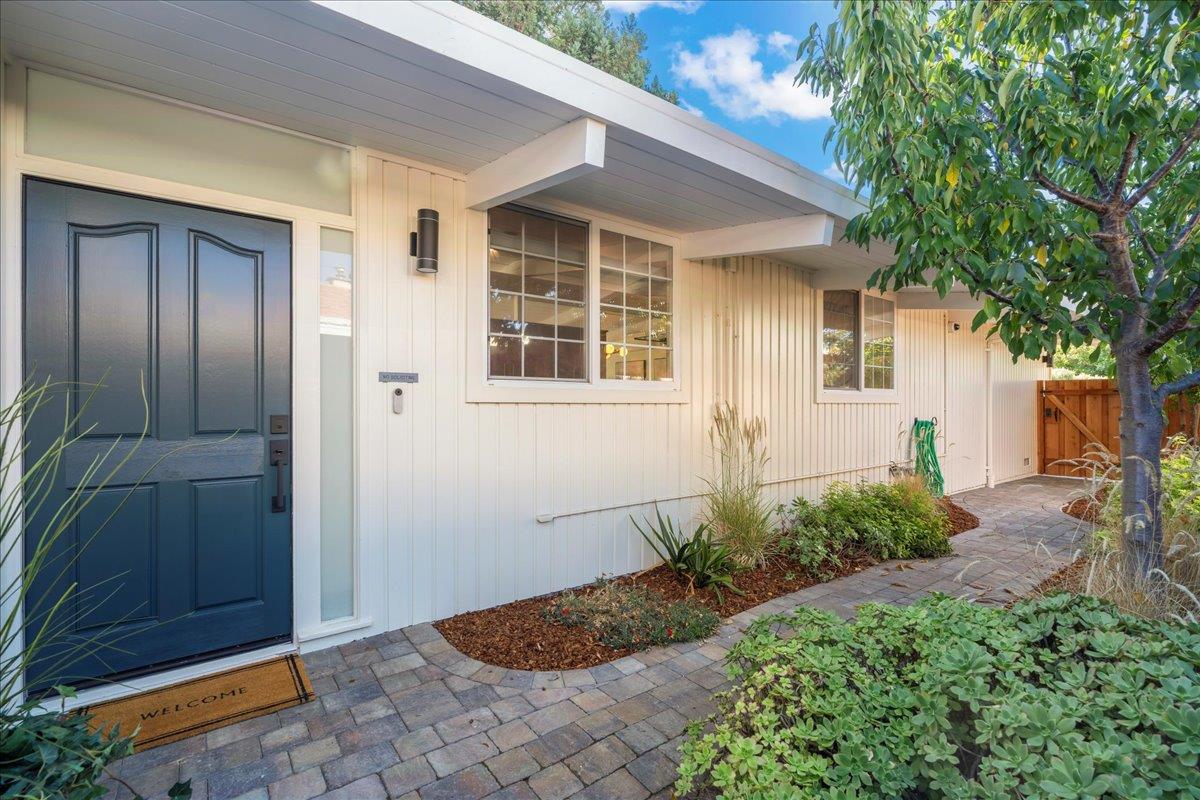 Detail Gallery Image 3 of 18 For 2474 Alvin St, Mountain View,  CA 94043 - 3 Beds | 2 Baths