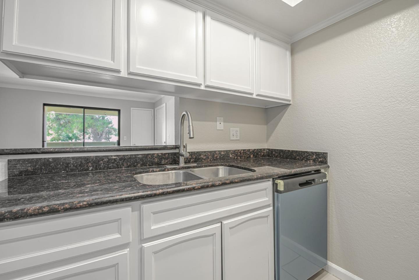 Detail Gallery Image 12 of 30 For 1553 Pyrenees Ave #35,  Stockton,  CA 95210 - 1 Beds | 1 Baths