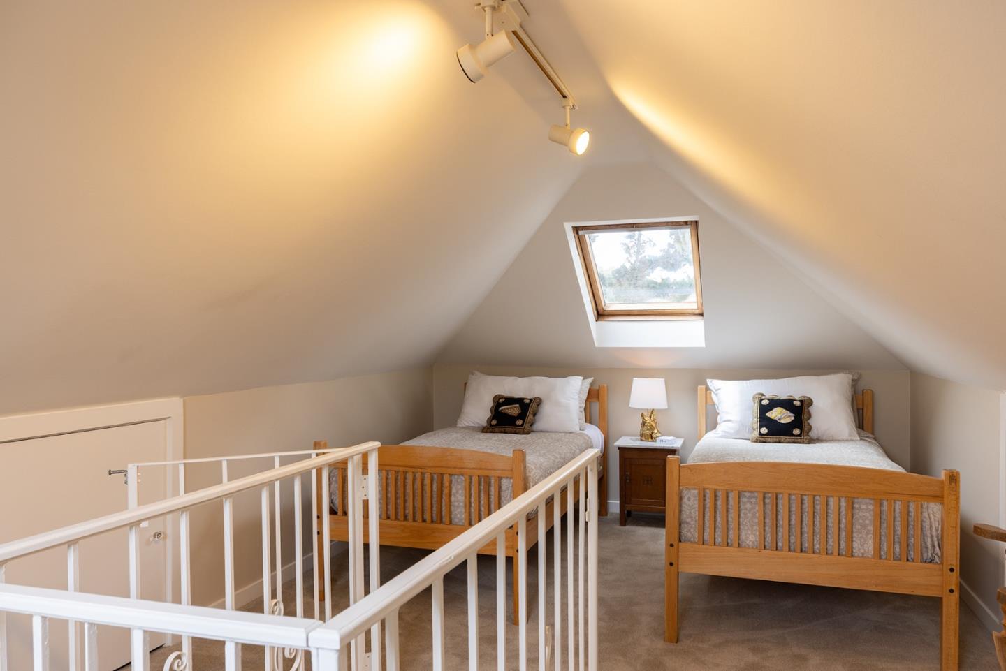 Detail Gallery Image 13 of 17 For 405 Carmel Ave, Pacific Grove,  CA 93950 - 2 Beds | 1 Baths