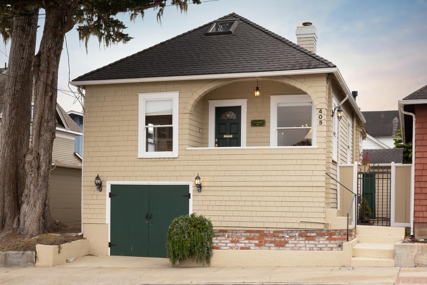 Detail Gallery Image 2 of 17 For 405 Carmel Ave, Pacific Grove,  CA 93950 - 2 Beds | 1 Baths