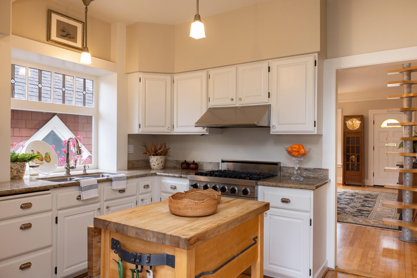 Detail Gallery Image 6 of 17 For 405 Carmel Ave, Pacific Grove,  CA 93950 - 2 Beds | 1 Baths