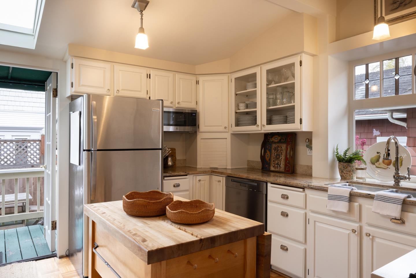 Detail Gallery Image 7 of 17 For 405 Carmel Ave, Pacific Grove,  CA 93950 - 2 Beds | 1 Baths