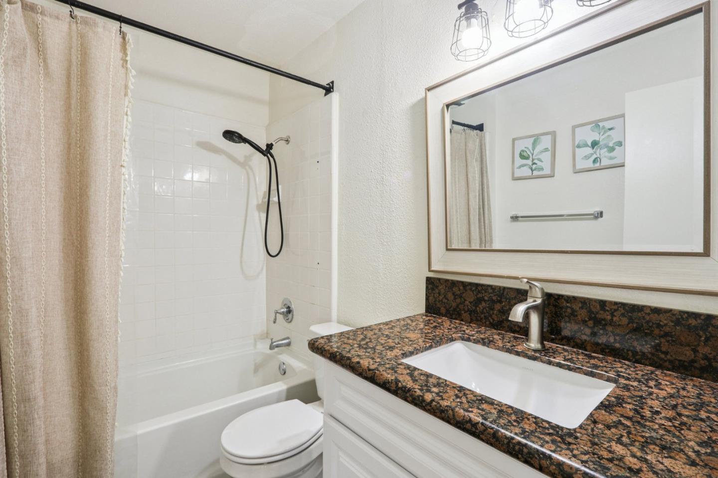 Detail Gallery Image 10 of 16 For 18555 Collins St #C6,  Tarzana,  CA 91356 - 2 Beds | 2 Baths