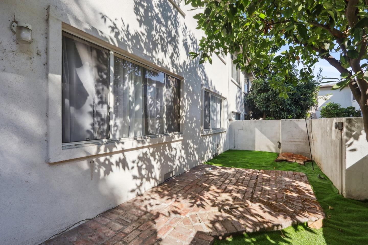 Detail Gallery Image 2 of 16 For 18555 Collins St #C6,  Tarzana,  CA 91356 - 2 Beds | 2 Baths