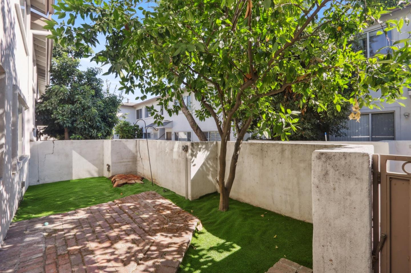 Detail Gallery Image 3 of 16 For 18555 Collins St #C6,  Tarzana,  CA 91356 - 2 Beds | 2 Baths