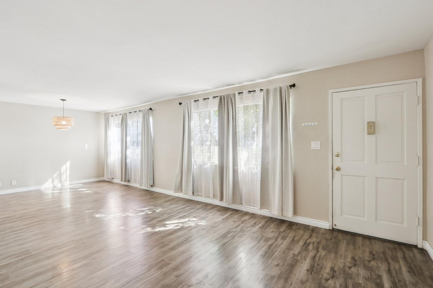 Detail Gallery Image 4 of 16 For 18555 Collins St #C6,  Tarzana,  CA 91356 - 2 Beds | 2 Baths