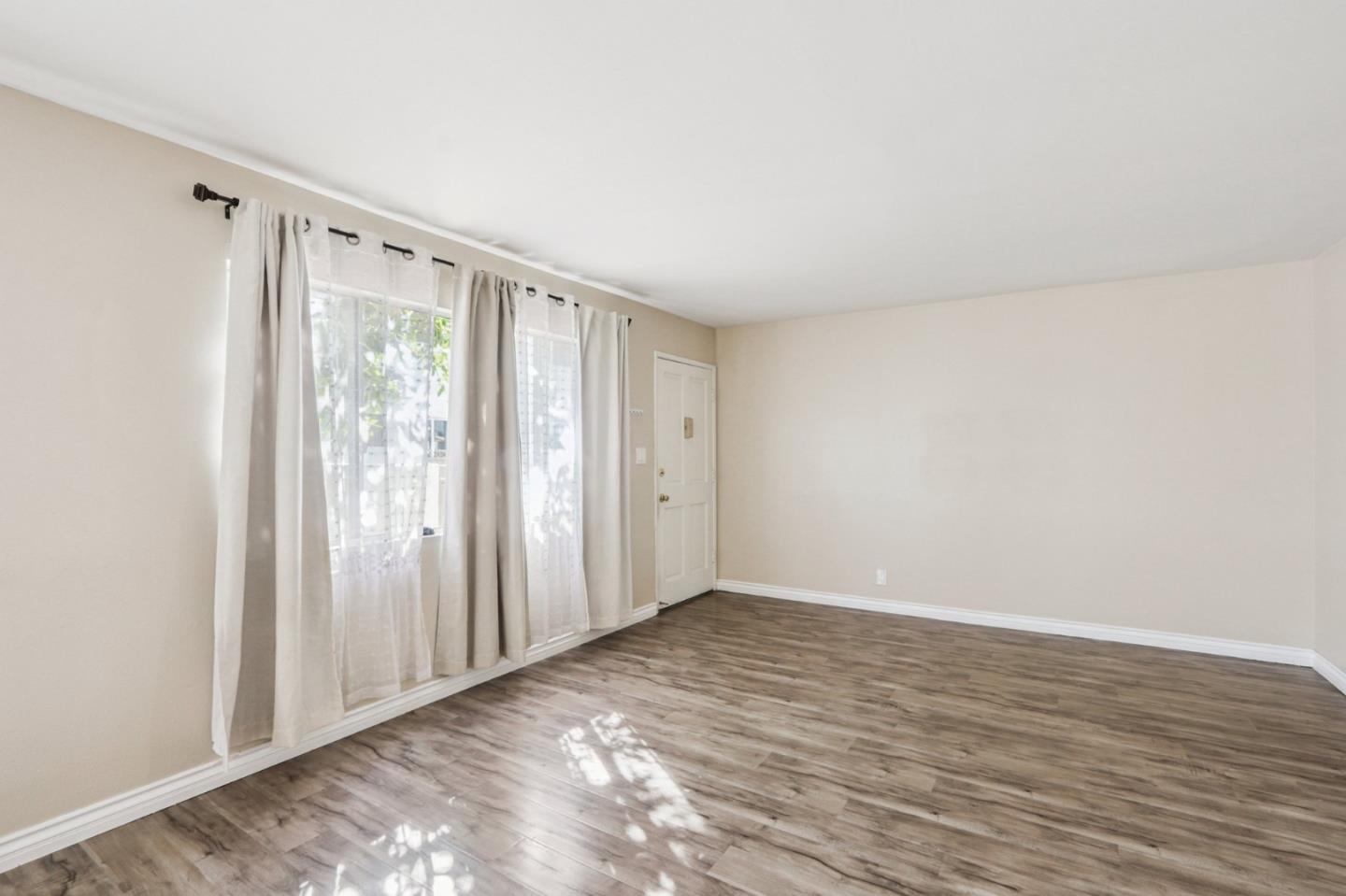 Detail Gallery Image 5 of 16 For 18555 Collins St #C6,  Tarzana,  CA 91356 - 2 Beds | 2 Baths