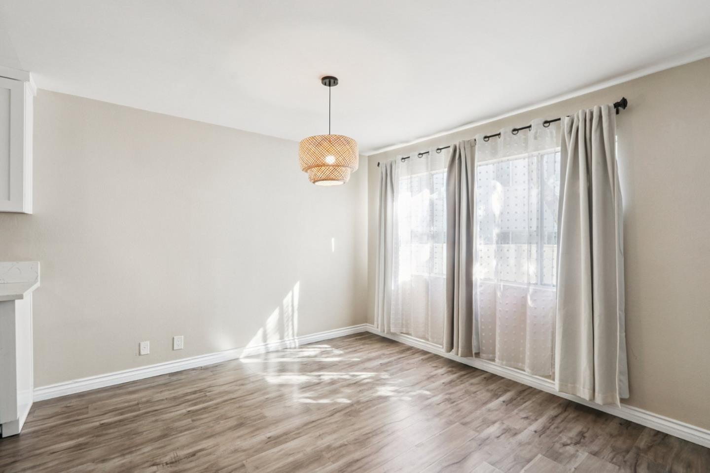 Detail Gallery Image 6 of 16 For 18555 Collins St #C6,  Tarzana,  CA 91356 - 2 Beds | 2 Baths