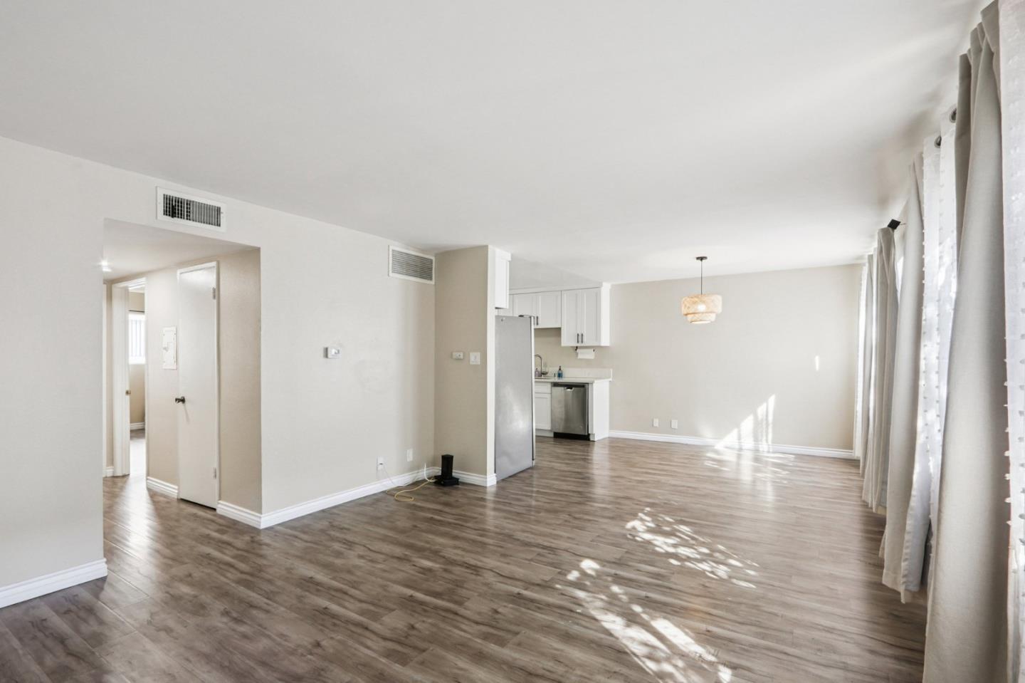 Detail Gallery Image 7 of 16 For 18555 Collins St #C6,  Tarzana,  CA 91356 - 2 Beds | 2 Baths