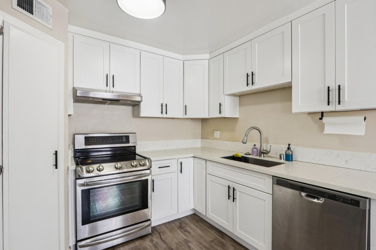 Detail Gallery Image 8 of 16 For 18555 Collins St #C6,  Tarzana,  CA 91356 - 2 Beds | 2 Baths