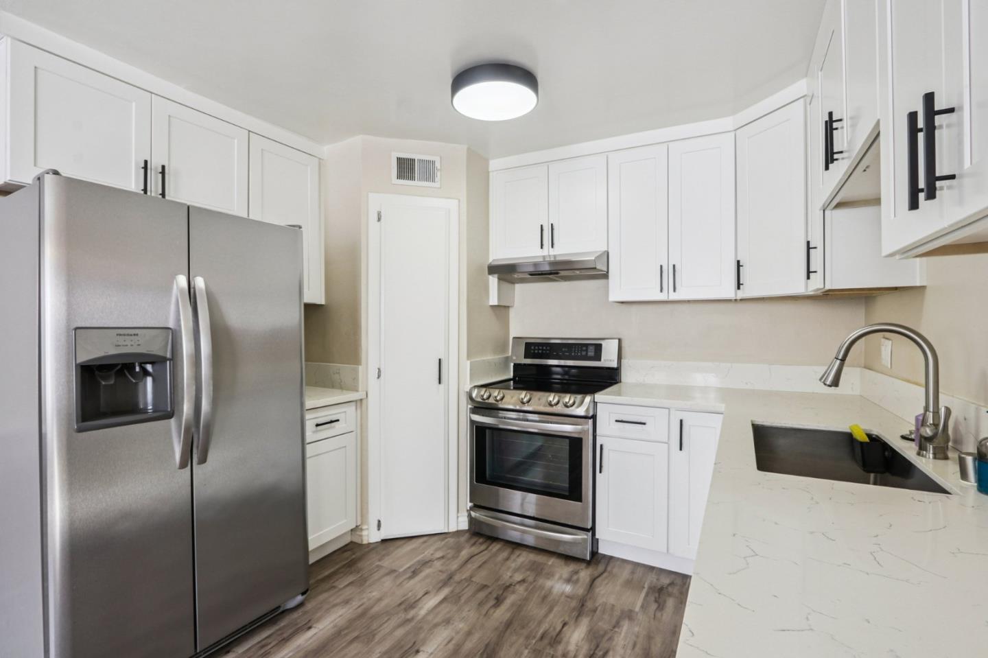 Detail Gallery Image 9 of 16 For 18555 Collins St #C6,  Tarzana,  CA 91356 - 2 Beds | 2 Baths