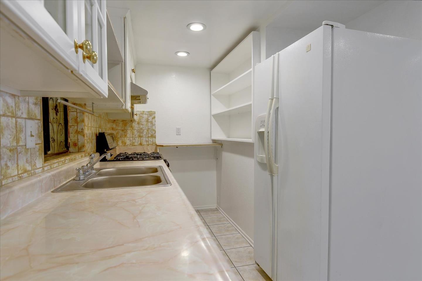 Detail Gallery Image 10 of 26 For 2527 Wallace St, Oakland,  CA 94606 - 4 Beds | 4 Baths