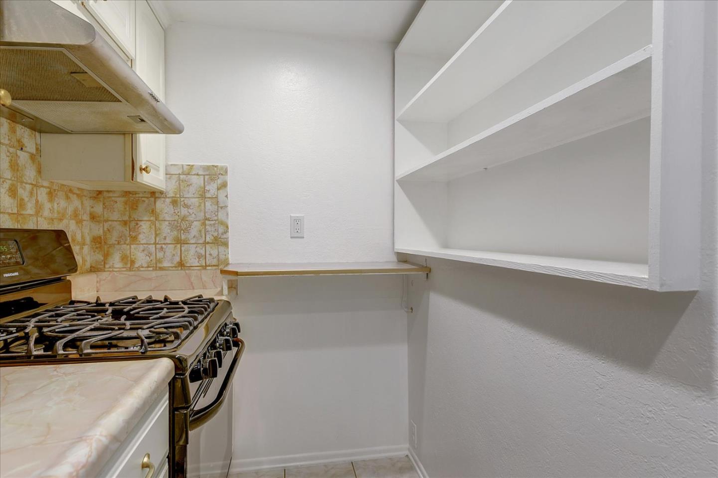 Detail Gallery Image 11 of 26 For 2527 Wallace St, Oakland,  CA 94606 - 4 Beds | 4 Baths