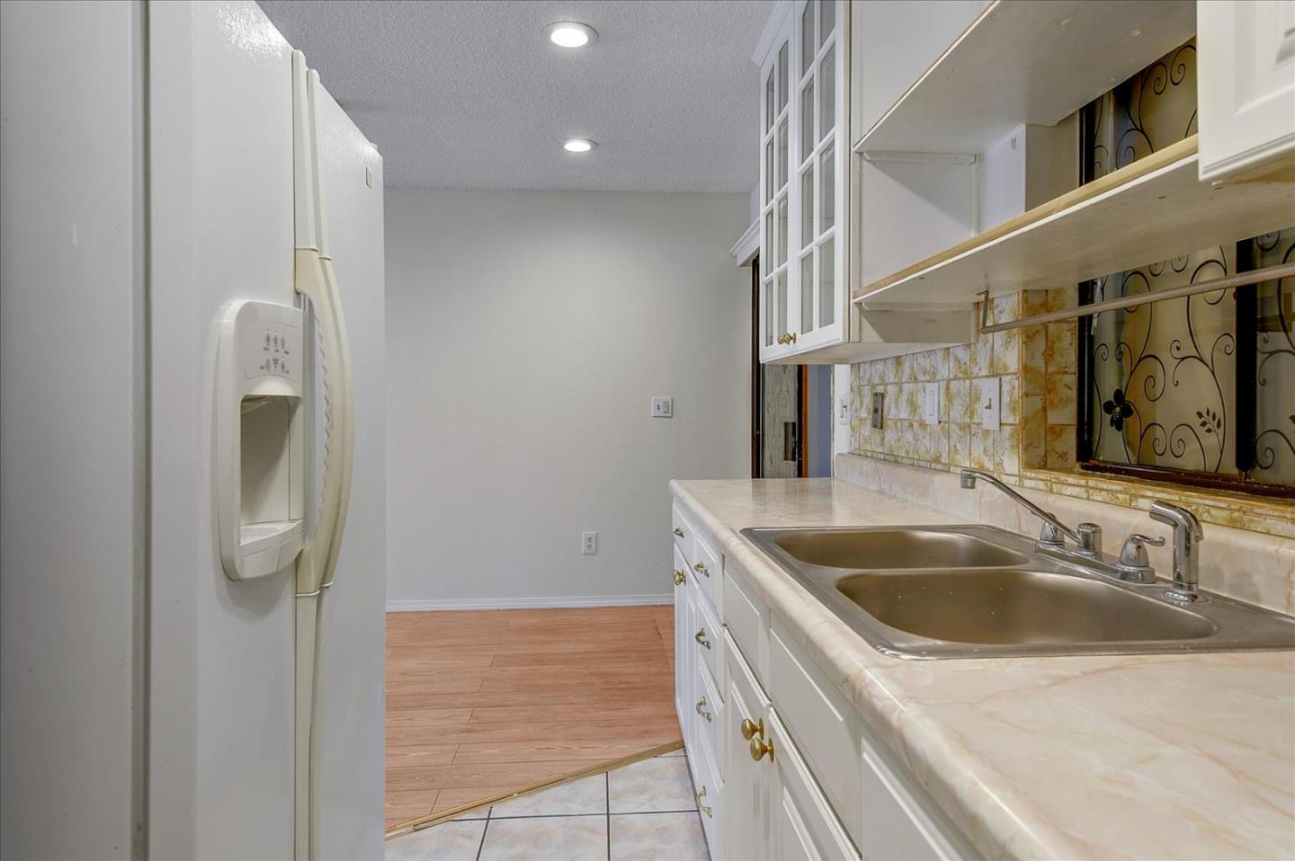 Detail Gallery Image 12 of 26 For 2527 Wallace St, Oakland,  CA 94606 - 4 Beds | 4 Baths