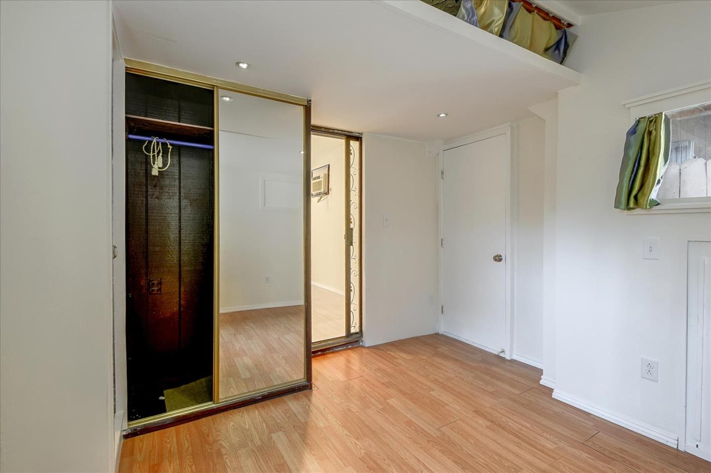 Detail Gallery Image 13 of 26 For 2527 Wallace St, Oakland,  CA 94606 - 4 Beds | 4 Baths