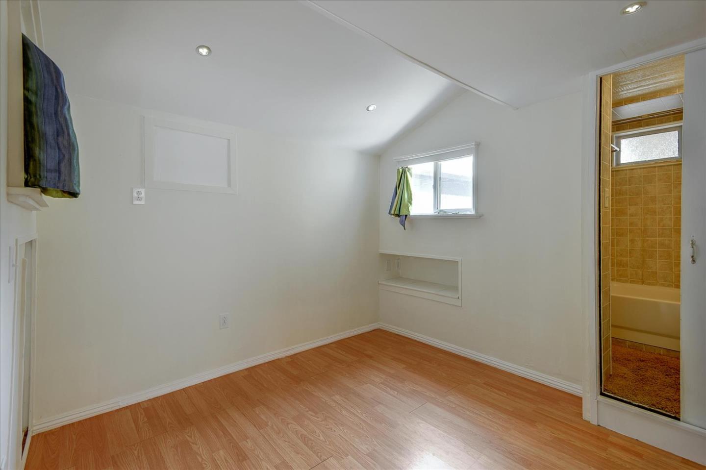 Detail Gallery Image 16 of 26 For 2527 Wallace St, Oakland,  CA 94606 - 4 Beds | 4 Baths