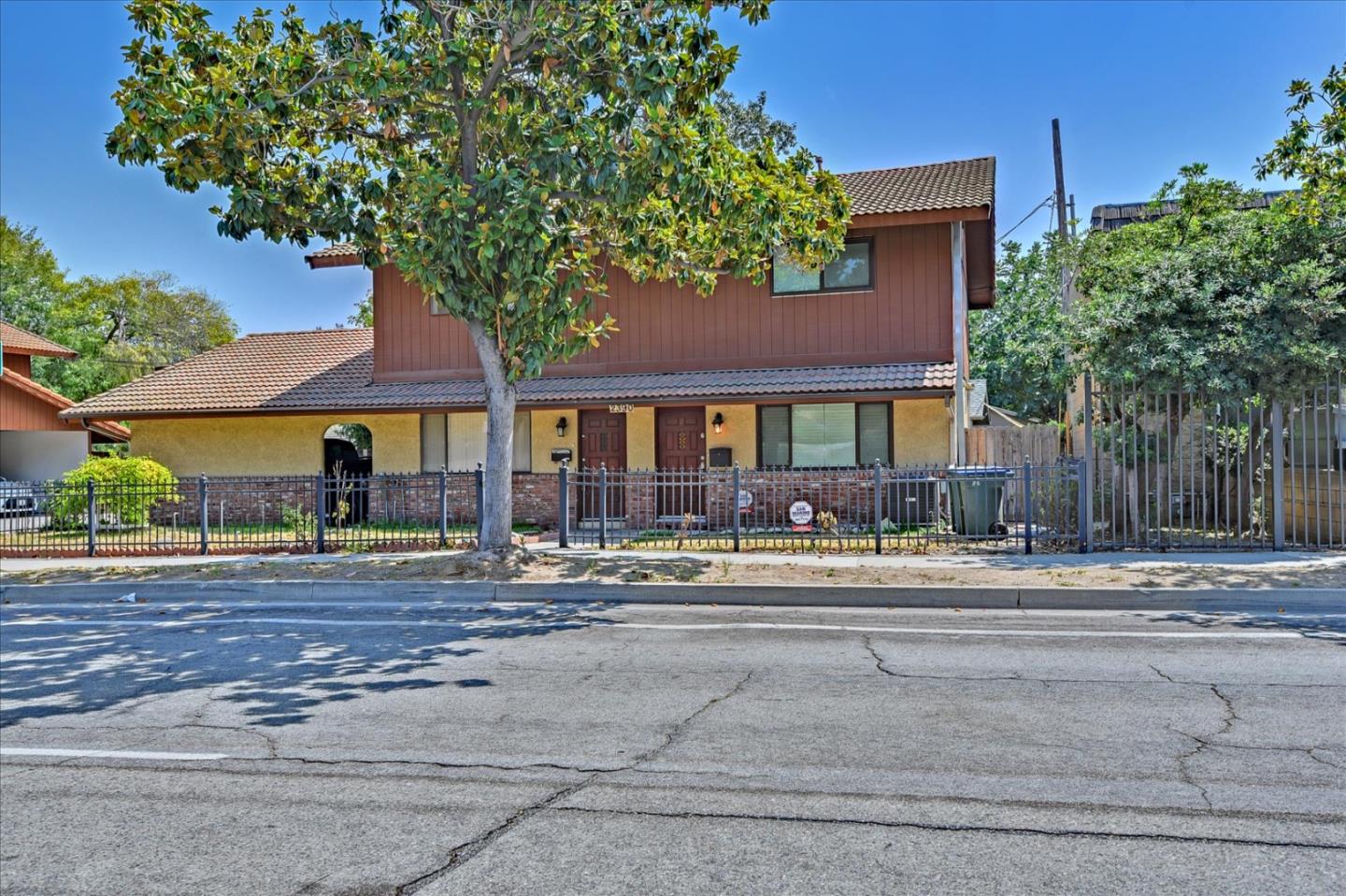 Detail Gallery Image 2 of 26 For 2527 Wallace St, Oakland,  CA 94606 - 4 Beds | 4 Baths