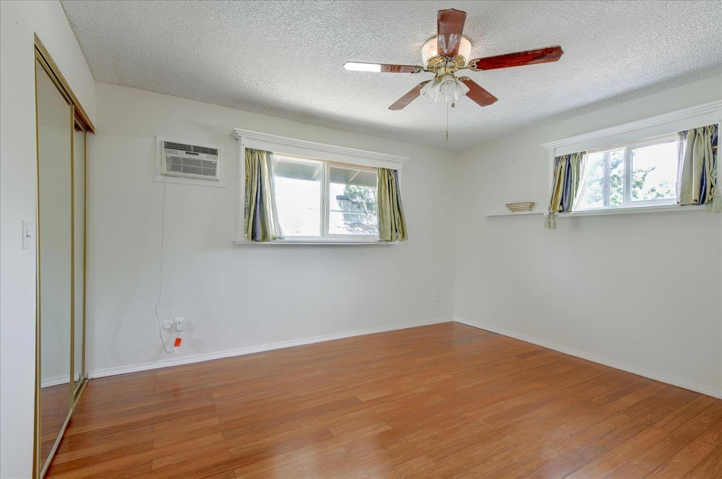 Detail Gallery Image 21 of 26 For 2527 Wallace St, Oakland,  CA 94606 - 4 Beds | 4 Baths