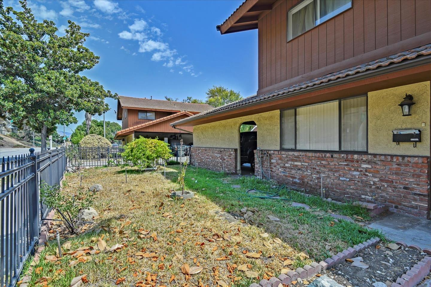 Detail Gallery Image 4 of 26 For 2527 Wallace St, Oakland,  CA 94606 - 4 Beds | 4 Baths