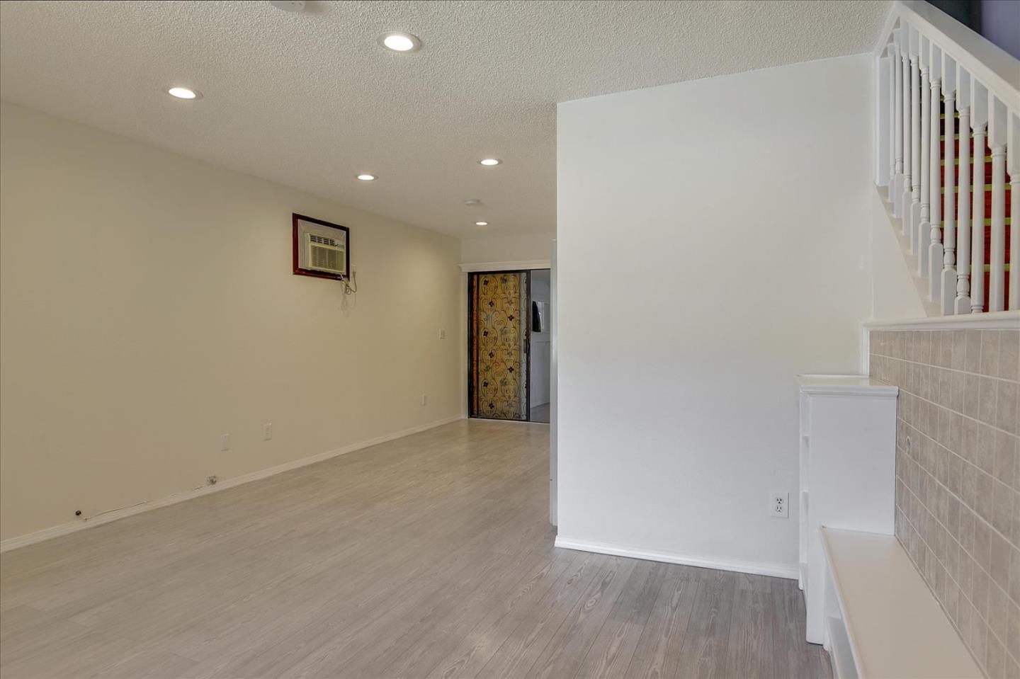 Detail Gallery Image 6 of 26 For 2527 Wallace St, Oakland,  CA 94606 - 4 Beds | 4 Baths