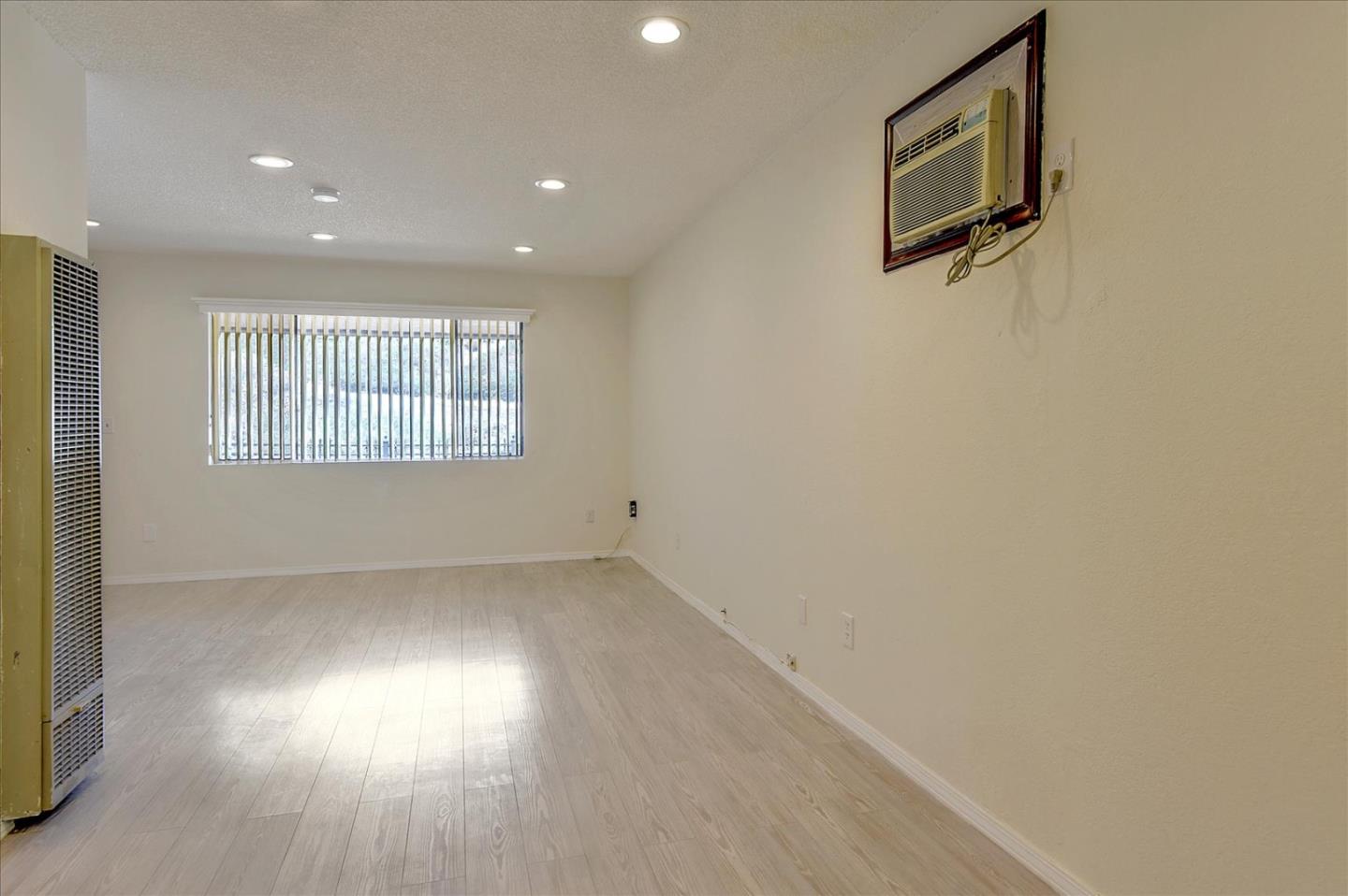 Detail Gallery Image 8 of 26 For 2527 Wallace St, Oakland,  CA 94606 - 4 Beds | 4 Baths