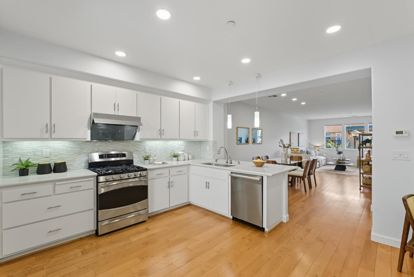 Detail Gallery Image 14 of 48 For 959 Highland Ter, Sunnyvale,  CA 94085 - 3 Beds | 3 Baths