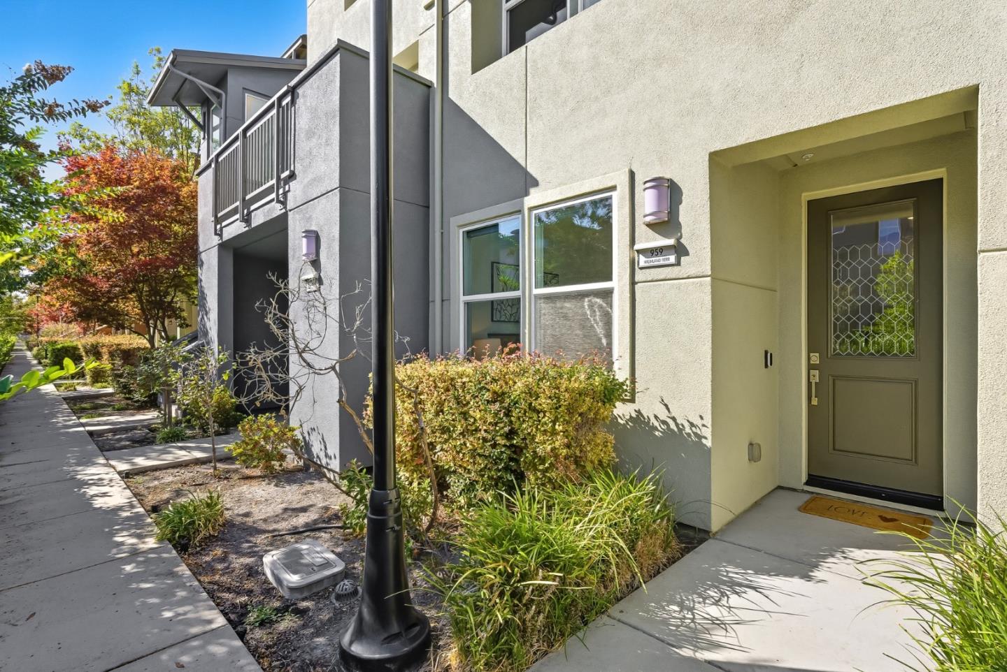 Detail Gallery Image 3 of 48 For 959 Highland Ter, Sunnyvale,  CA 94085 - 3 Beds | 3 Baths