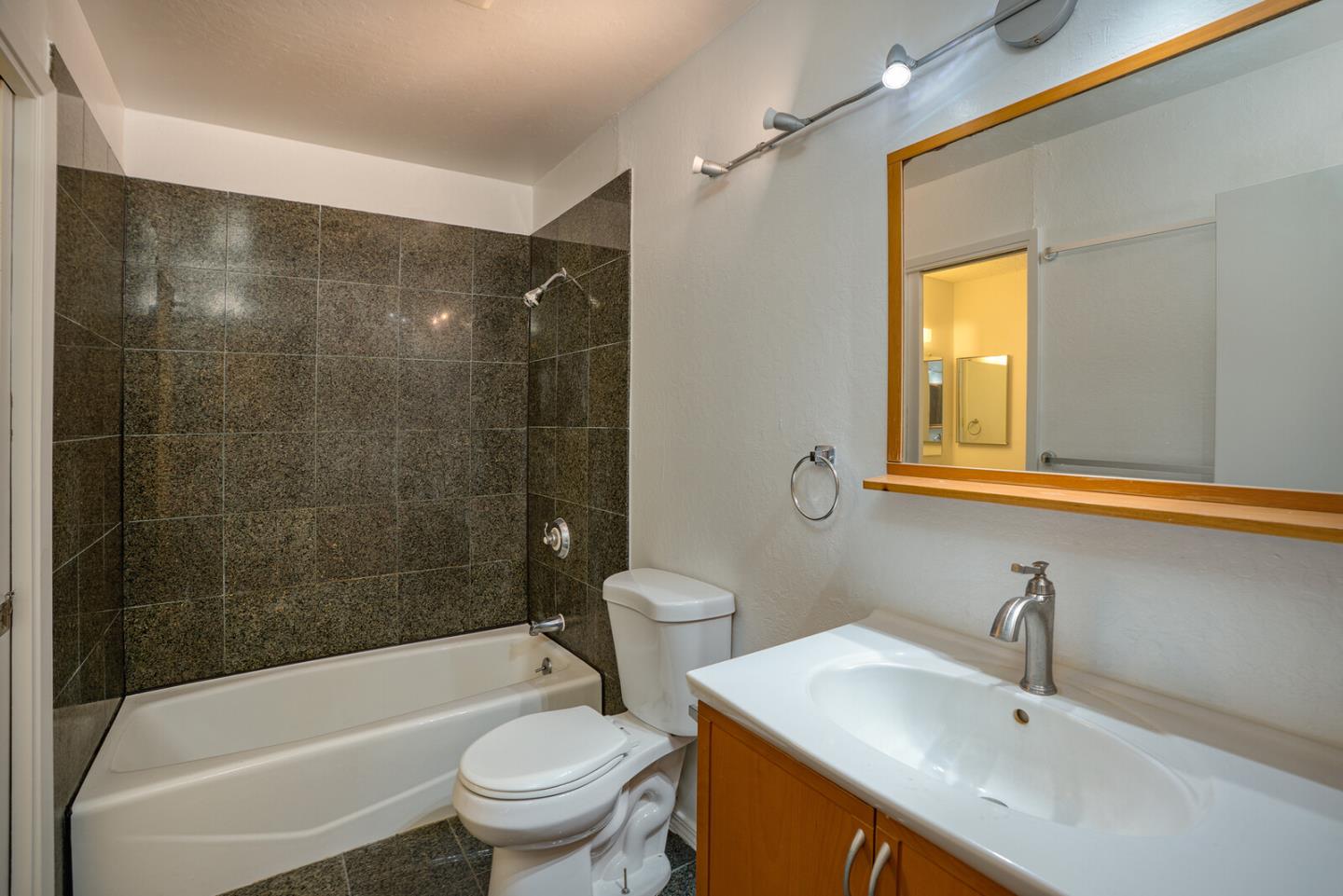 Detail Gallery Image 11 of 29 For 1206-1208 J St, Davis,  CA 95616 - – Beds | – Baths