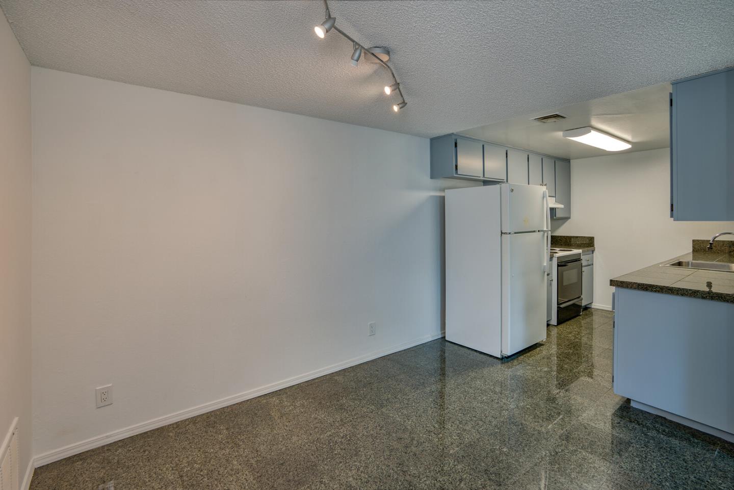 Detail Gallery Image 6 of 29 For 1206-1208 J St, Davis,  CA 95616 - – Beds | – Baths