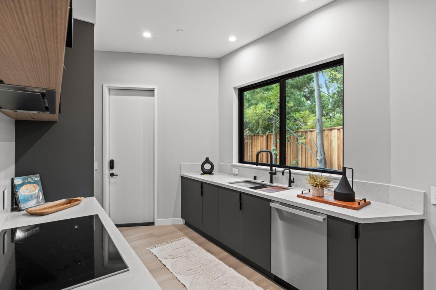 Detail Gallery Image 13 of 60 For 90 Crescent Dr, Palo Alto,  CA 94301 - 5 Beds | 5/2 Baths