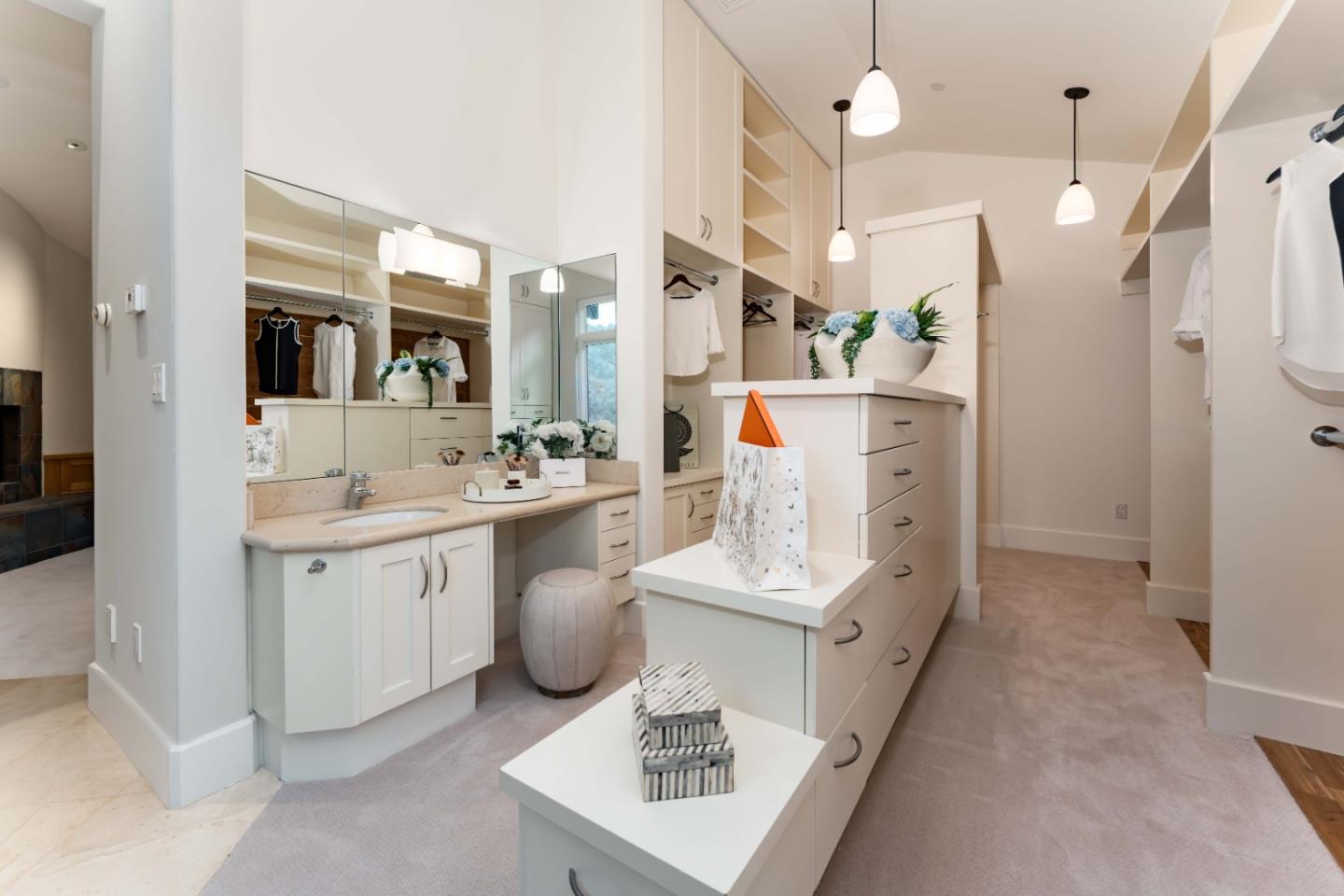 Detail Gallery Image 14 of 36 For 12008 Emerald Hill Ln, Los Altos Hills,  CA 94022 - 4 Beds | 3/1 Baths